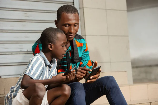 Jóképű Fiatal Apa Fiával Apa Képeket Mutat Fiának Mobiltelefonon Utcán — Stock Fotó