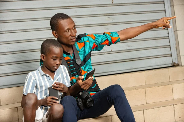 Jóképű Fiatalember Turista Fia Lépcsőn Egy Mobiltelefon Apa Rámutatva Ujját — Stock Fotó
