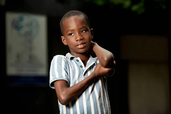 Heureux Petit Garçon Debout Dans Rue Tenant Son Coude Souriant — Photo