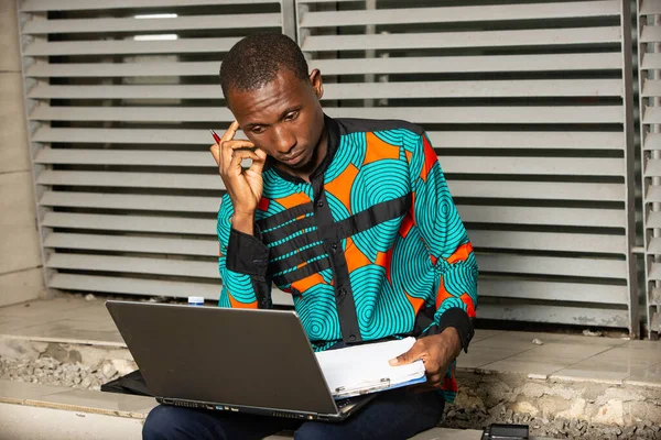 Sério Empresário Africano Sentado Trabalhando Com Laptop — Fotografia de Stock