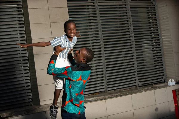 Молодой Африканский Отец Воспитывает Своего Прекрасного Мальчика Воздухе Мальчик Счастлив — стоковое фото