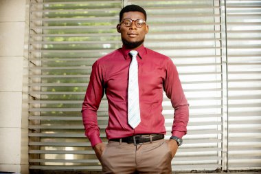 Yakışıklı, genç ve yakışıklı bir iş adamının fotoğrafı. Sokakta, iş merkezinin yakınında..