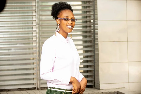 Young Beautiful African Woman Standing Posing Street Smiling — Stock Photo, Image