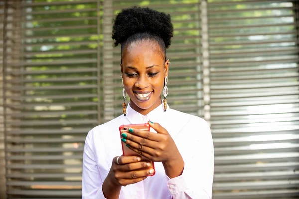 Beautiful Young African Woman Standing Holding Mobile Phone Street Smiling — Stock Photo, Image