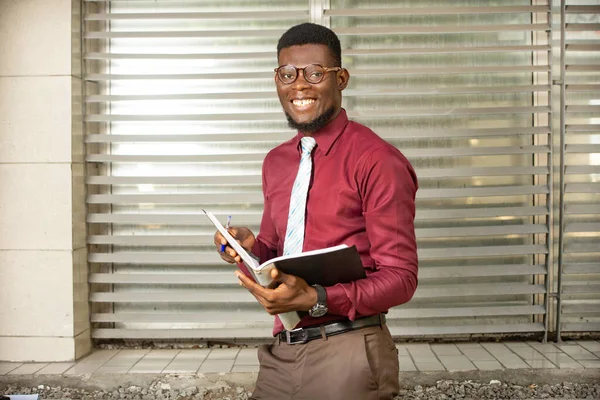 Hombre Negocios Africano Guapo Pie Mirando Registro Vistiendo Una Cachemira —  Fotos de Stock