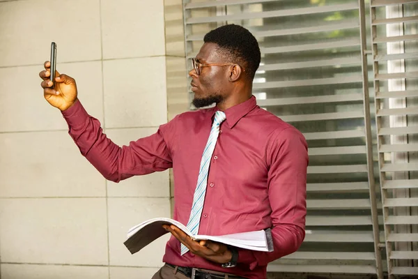 Молодий Зайнятий Африканський Чоловік Робить Жест Розмовляючи Своїм Записником Стурбований — стокове фото