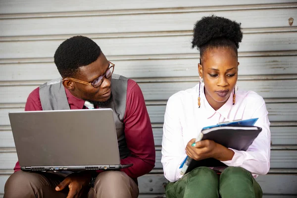 Junger Afrikaner Sitzt Seinem Büro Vor Einem Computer Sein Partner — Stockfoto