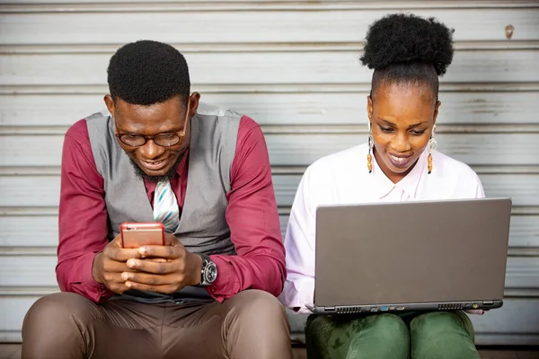 Dva Afričtí Obchodníci Hledají Informace Webových Stránkách Mobilního Telefonu Sedí — Stock fotografie