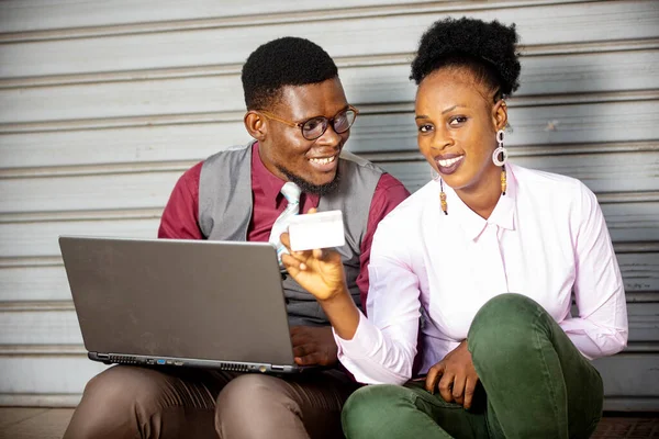 Двоє Молодих Бізнесменів Чоловік Працює Мобільним Телефоном Жінка Тримає Кредитну — стокове фото