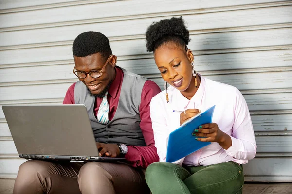 Zwei Junge Geschäftsleute Sitzen Draußen Und Arbeiten Mit Einem Laptop — Stockfoto