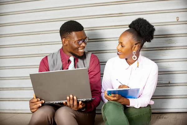 Afrikanisches Geschäftspaar Das Lächelnd Handy Sitzt Und Arbeitet Frau Notiert — Stockfoto