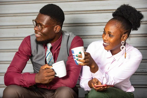 Jóvenes Empresarios Sentados Afuera Bebiendo Una Taza Café Mirando Lado —  Fotos de Stock