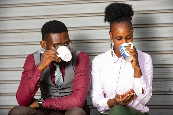 Jonge Zakenmensen Die Buiten Zitten Een Kop Koffie Drinken — Stockfoto