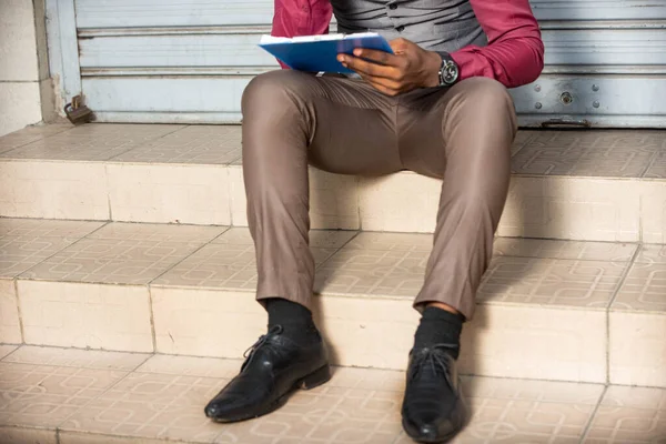 Retrato Jovem Africano Sentado Livre Nas Escadas Segurando Caderno — Fotografia de Stock