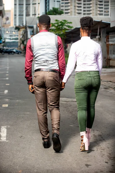 Vista Trasera Una Hermosa Pareja Jóvenes Africanos Caminando Calle Aire — Foto de Stock