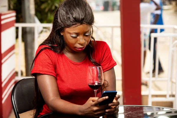 Νεαρή Όμορφη Γυναίκα Κάθεται Κόκκινο Μπλουζάκι Ένα Εστιατόριο Ένα Ποτήρι — Φωτογραφία Αρχείου