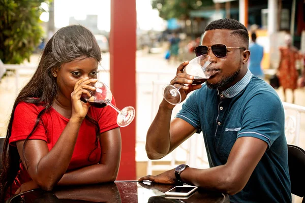 Ein Schönes Paar Sitzt Vor Einer Bar Und Trinkt Rotwein — Stockfoto