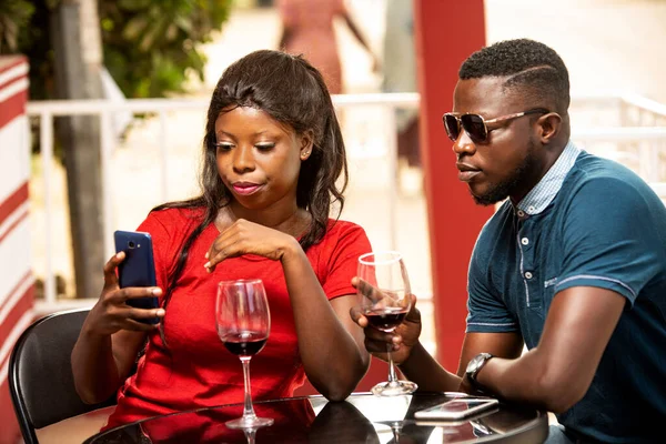 Young Woman Sitting Refreshment Booth Watching Cell Phone While Her — Stock Photo, Image