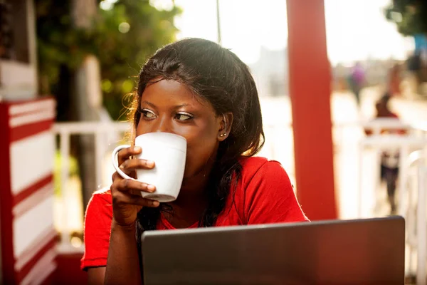 Όμορφη Ήρεμη Νεαρή Γυναίκα Κάθεται Έξω Εργάζονται Μια Καφετέρια Πίνοντας — Φωτογραφία Αρχείου