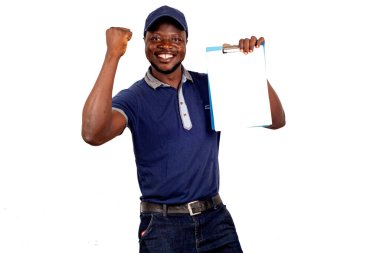 Sipariş listesini tutarken arka planda mavi şapkalı genç teslimatçı gülüyor..