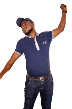 Şapkalı genç adam, beyaz arka planda soyutlanmış ve yorgun bir şekilde duruyor..