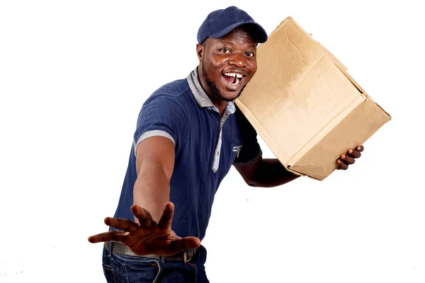 Homem Entrega Jovem Uniforme Fundo Branco Carregando Uma Grande Caixa — Fotografia de Stock