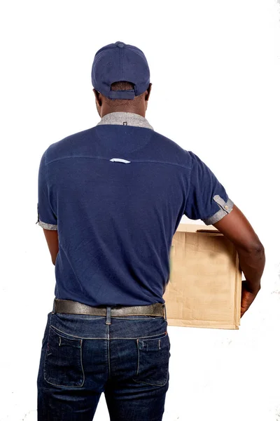 Jovem Homem Entrega Uniforme Fundo Branco Carregando Uma Grande Caixa — Fotografia de Stock