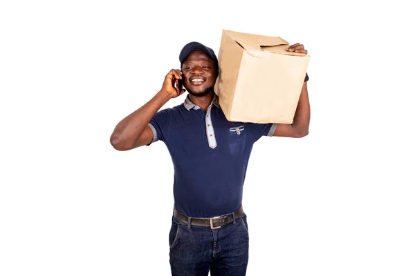 Feliz Bonito Jovem Entregador Homem Vestindo Uniforme Azul Falando Celular — Fotografia de Stock