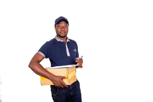 Feliz Joven Guapo Repartidor Uniforme Azul Sosteniendo Una Prensa Papel — Foto de Stock