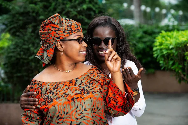 Büyüleyici bir aile sokakta dikilip konuşuyor ve gülümsüyor..