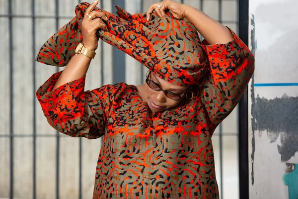 Όμορφη Ώριμη Γυναίκα Γυαλιά Στέκεται Εξωτερικούς Χώρους Προσαρμογή Κασκόλ Της — Φωτογραφία Αρχείου