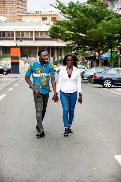 Jovem Casal Africano Conversando Enquanto Caminhava Mãos Dadas Livre Rua — Fotografia de Stock