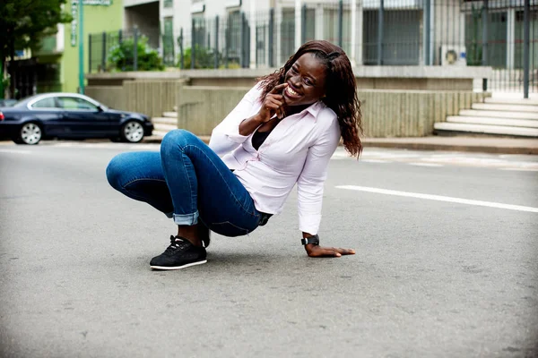 Schöne Junge Afrikanerin Die Draußen Auf Der Straße Lächelt — Stockfoto