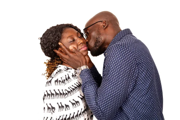 Yakışıklı genç adam karısını yanağından öpüyor.