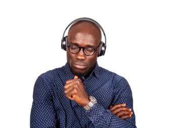 Gözlüklü yakışıklı genç adam kulaklıklarıyla müzik dinleyerek eğleniyor.