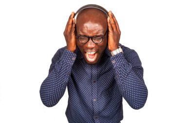 Yakışıklı genç adam şarkı söylüyor hipster kulaklıkla müzik dinliyor ve stüdyoda bağırıyor.