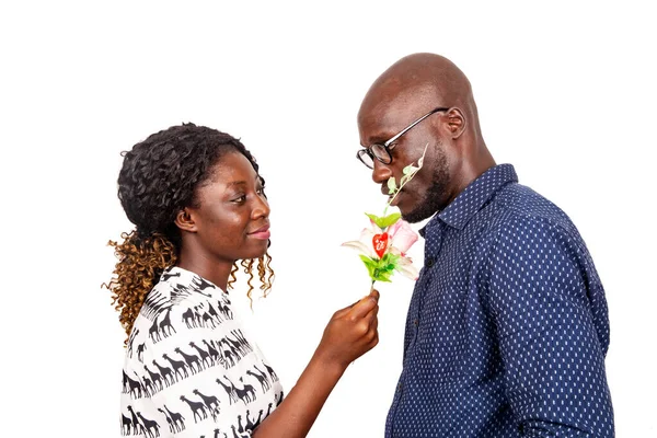 Young Woman Standing White Background Smiling Her Boyfriend While Holding — Stock Photo, Image