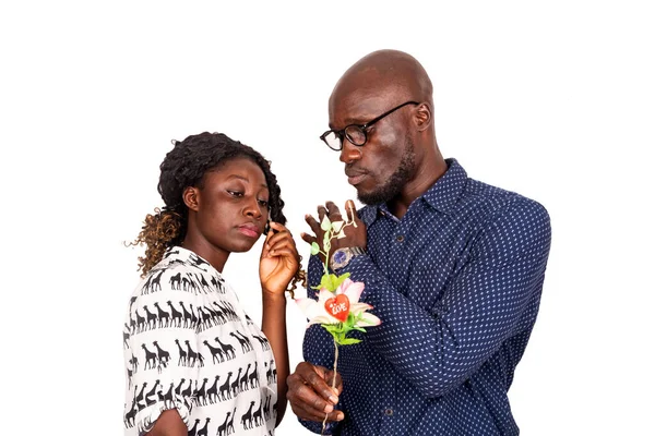 Beyaz arka planda duran güzel bir çift Çiçek tutuyorlar