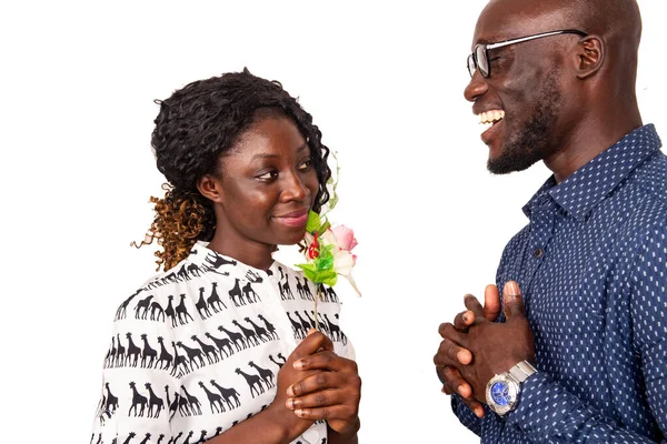 Jovem Bela Mulher Fundo Branco Segurando Uma Flor Enquanto Sorrindo — Fotografia de Stock