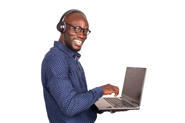 Pohledný Podnikatel Stojící Bílém Pozadí Pracuje Notebookem Poslouchá Hudbu Pomocí — Stock fotografie