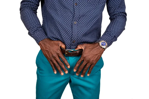 Adamın ellerini belindeki kemere değdirirken yakınlaştır.