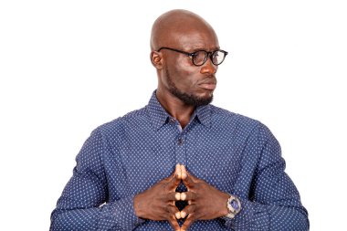 Yakışıklı iş adamı beyaz arka planda gözlüklerle durup düşünüyor ve yan bakıyor.