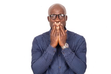 Beyaz arka planda gözlüklü yakışıklı iş adamı şaşırdı.