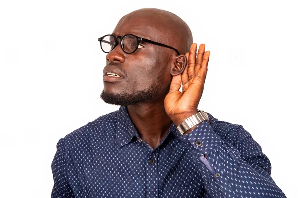 Beyaz arka planda gözlüklü yakışıklı işadamı dinlediğini gösteriyor.