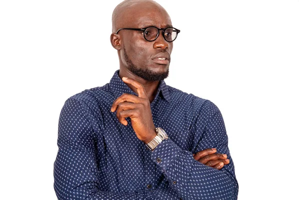 Beyaz arka planda gözlüklü yakışıklı iş adamı yan bakarken düşünüyor.