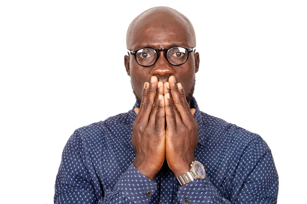 Beyaz arka planda gözlüklü yakışıklı iş adamı şaşırdı.