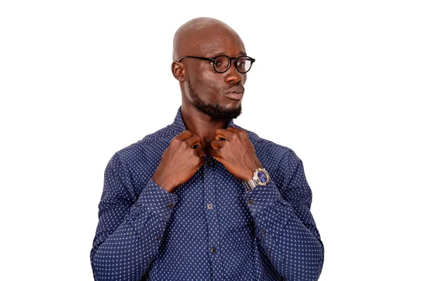 Pohledný Podnikatel Stojící Brýlích Bílém Pozadí Nastavení Límec Jeho Košile — Stock fotografie