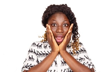 Elleri yanağında, ağzı açık halde beyaz arka planda yalnız poz veren genç bir kızın yüz ifadesi şaşırtıcıydı.