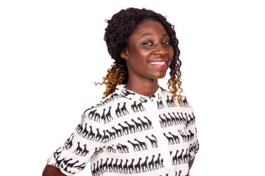 Kıvırcık saçlı güzel bir kadın poz veriyor ve kameraya gülümsüyor.