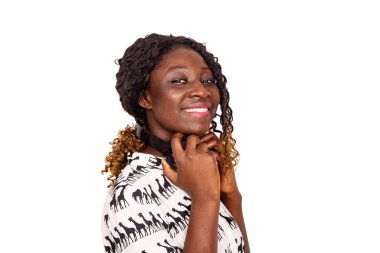 Genç kız en sevdiği müziği dinliyor ve eğleniyor, kulaklıkları boynunda, stüdyo beyaz arka planda izole edilmiş.